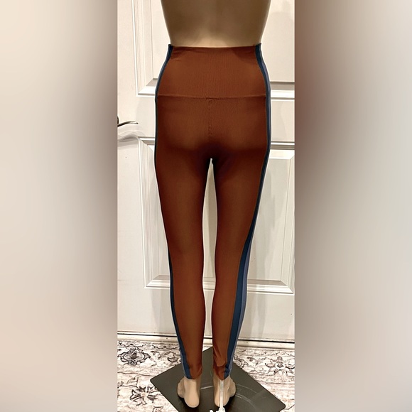 Beach Riot Side Strips Leggings Never Worn - Picture 2 of 6